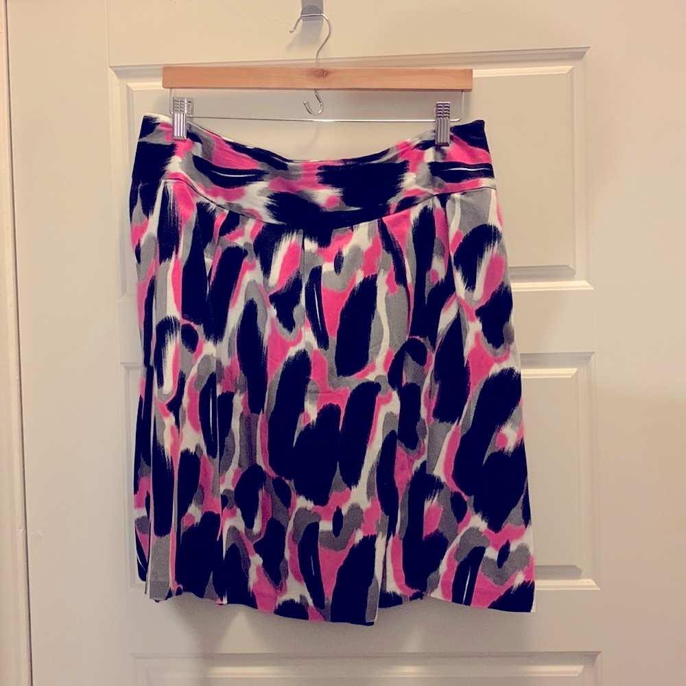 Pleated skirt w/wide waist band. From waist to hem 21.5 inches and side zipper.